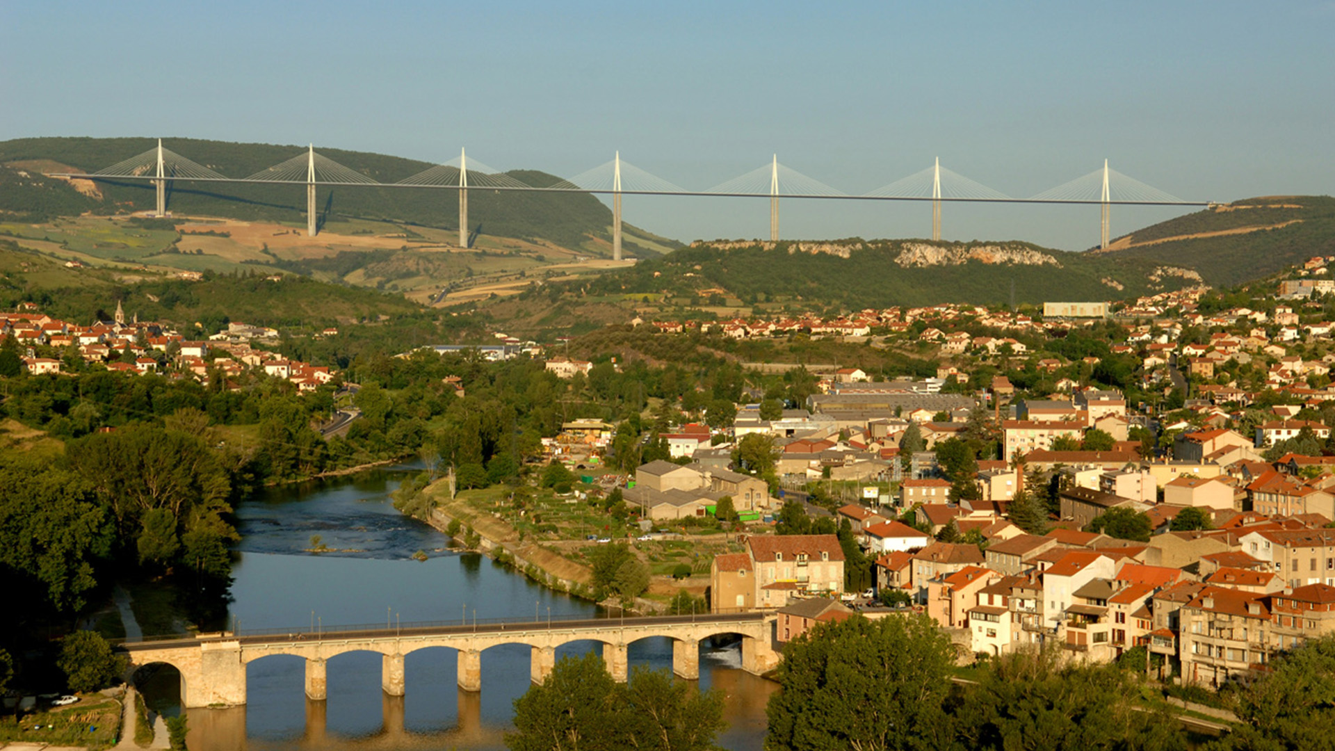 Une vue de Millau et de son célèbre viaduc